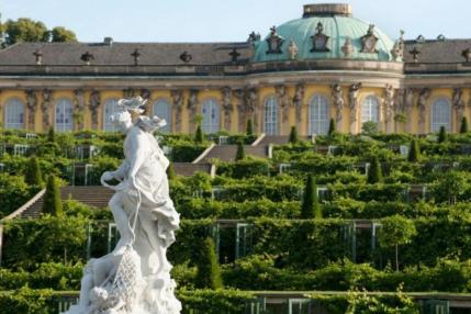 Statua e vista frontale del Schloss Sanssouci