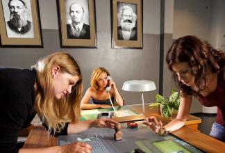 DDR Museum Berlin - Besucher am Multitouch Display
