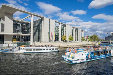 Stern und Kreis Ausflugsschiff auf der Spree